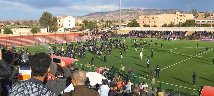 شغب بين الجماهير يعكر صفو مباراة شباب أطلس خنيفرة والكوكب المراكشي