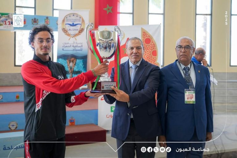 العيون ترفع راية التميز في نهائيات كأس العرش للسباحة