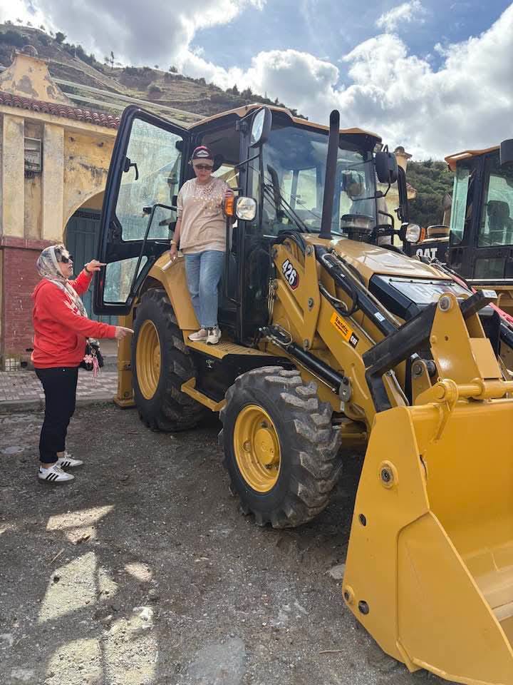 رئيسة جماعة أولاد علي منصور تشرف على وصول أول آلية “تراكس” لخدمة مشاريع التنمية المحلية