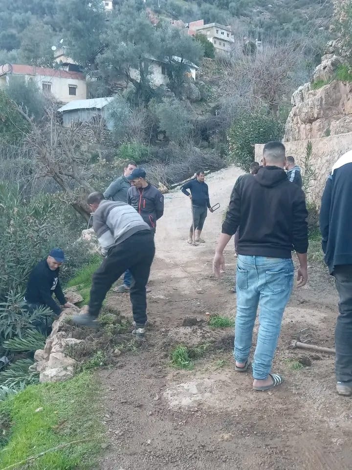 الحسيمة.. شباب دوار أسمار يصلحون طريقهم بجهود ذاتية رغم الصيام وأجواء رمضان المبارك