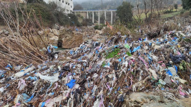 واد مزيغ بإقليم الحسيمة مهدد بالتلوث نتيجة الإهمال والرمي العشوائي للنفايات