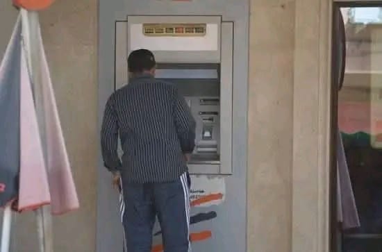 أستاذ متقاعد يفقد 300 درهم في شباك أوتوماتيكي بالحسيمة